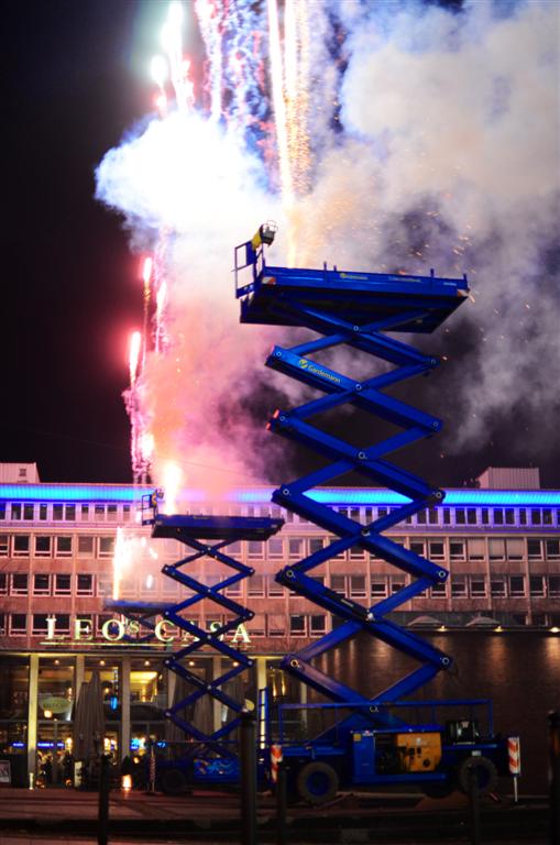 Zur News: Gardemann-Arbeitsbühnen als Podium für Feuerwerk