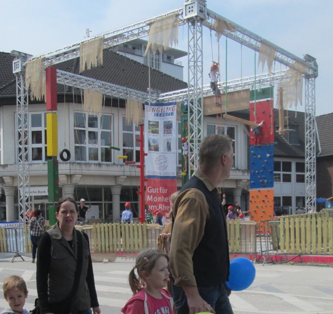 Zur News: Mobiler Hochseilgarten auf Stadtfest in Monheim