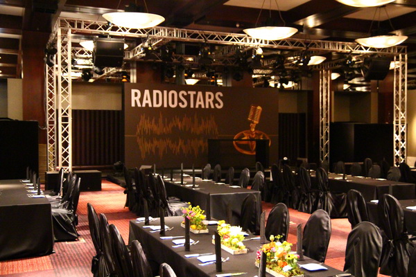 Zur News: Radiostars erstrahlten im Dunkeln