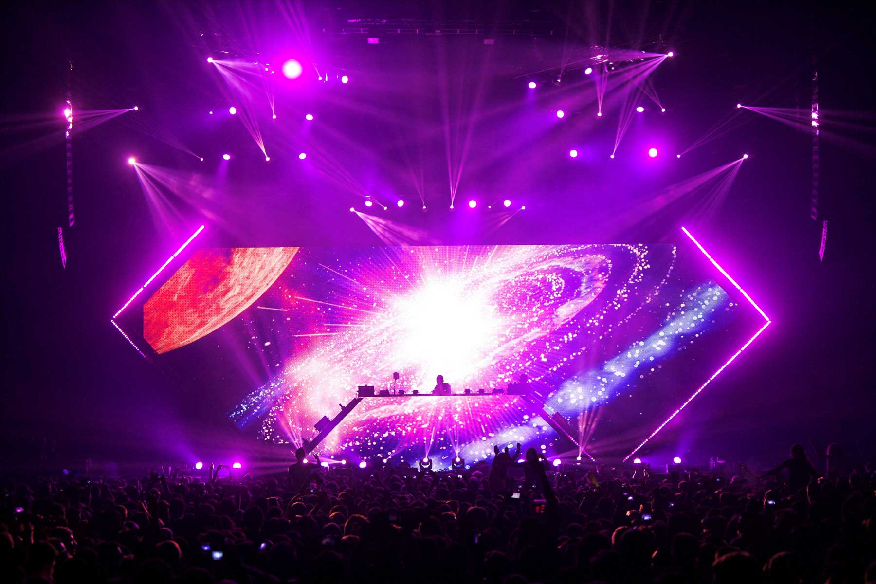 Zur News: Avicii geht mit XL Video auf Europa-Tour