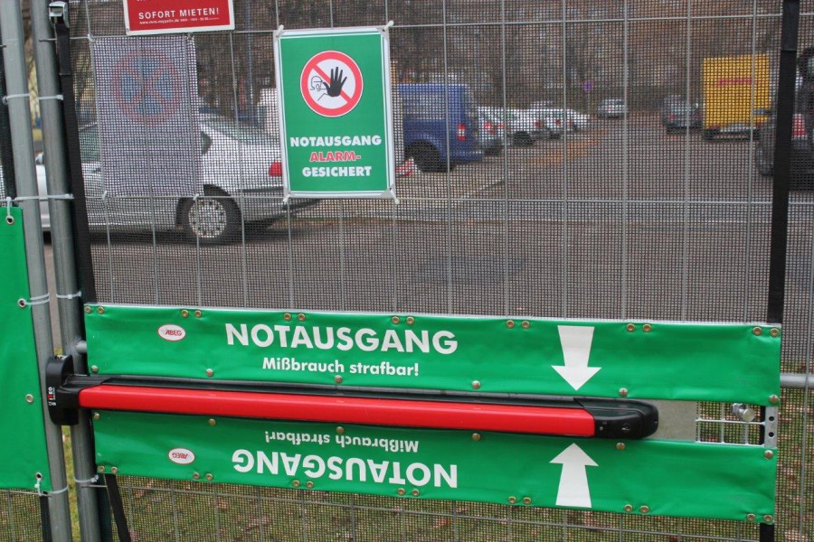 Zur News: Bauzauntorsystem für PVs spart Geld und schützt