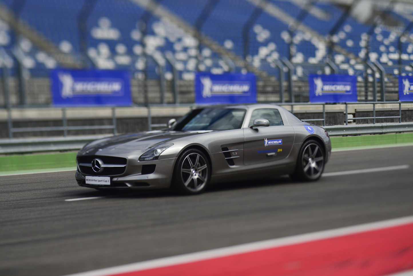 Zur News: VOK DAMS inszeniert MICHELIN Performance Days
