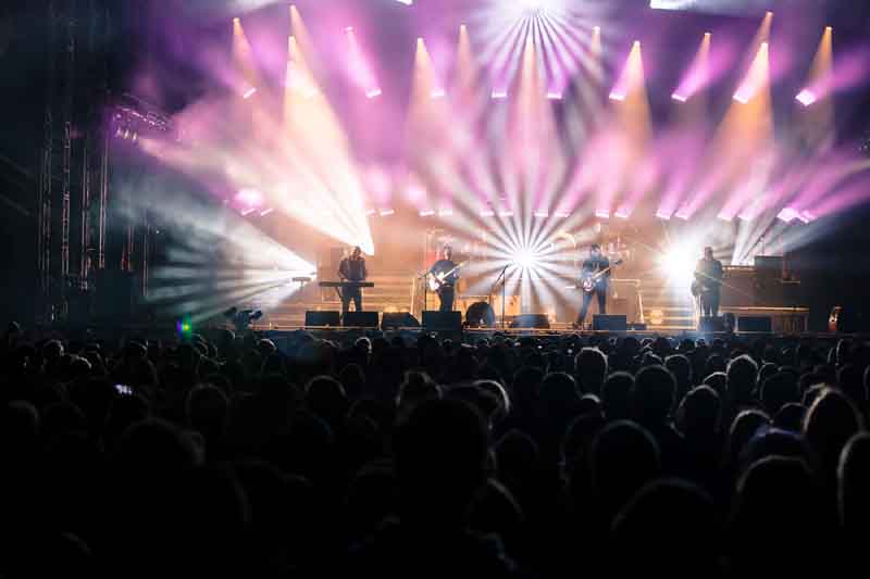 Zur News: Mumford & Sons vertraut auf ROBE Equipment