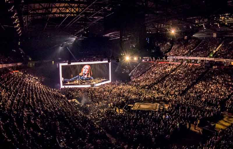 Zur News: Adele ist mit Movecat MRC 12RD8 auf Welttournee