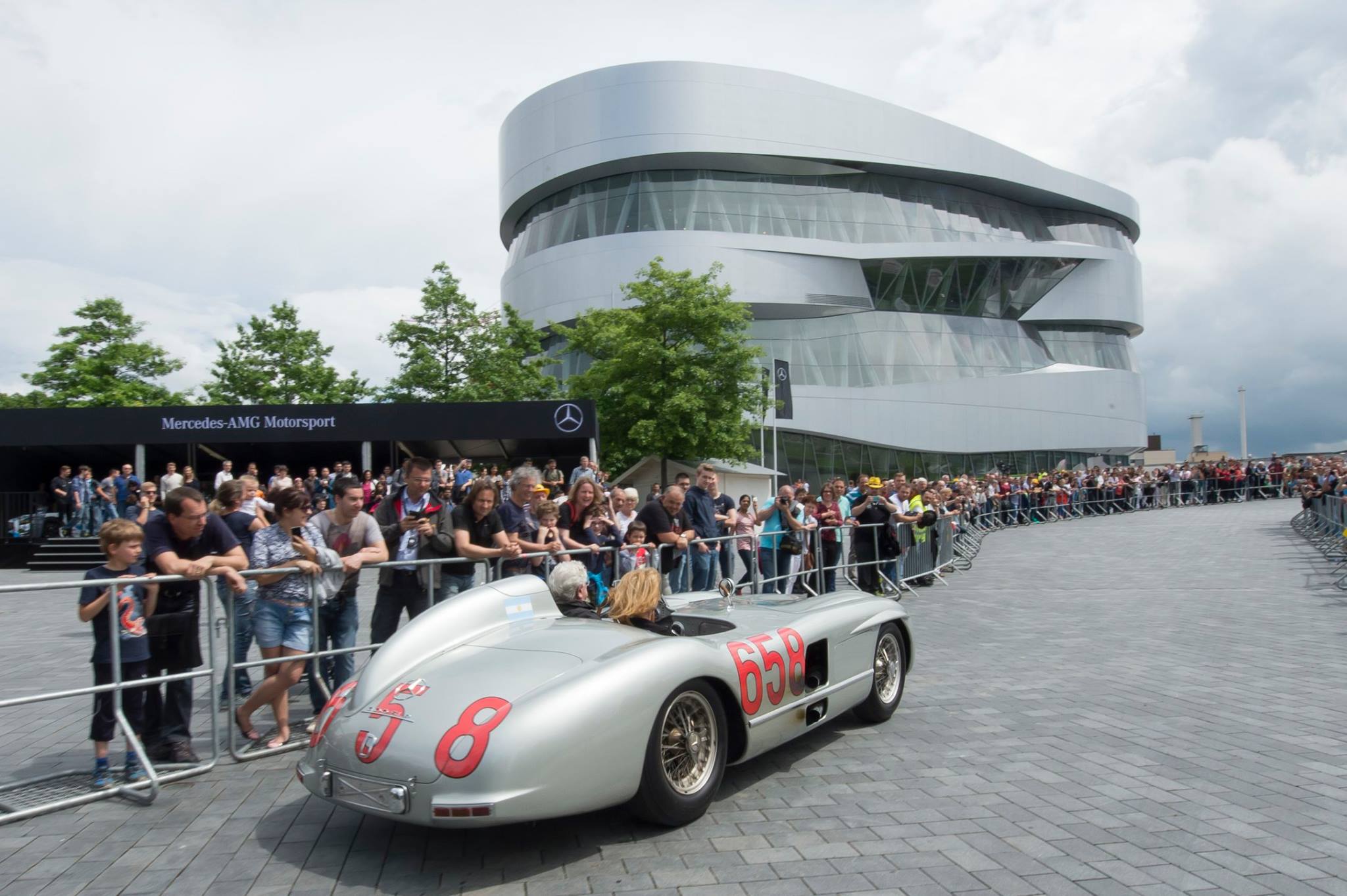 Zur News: VOK DAMS inszeniert Jubiläum Mercedes-Benz Museum