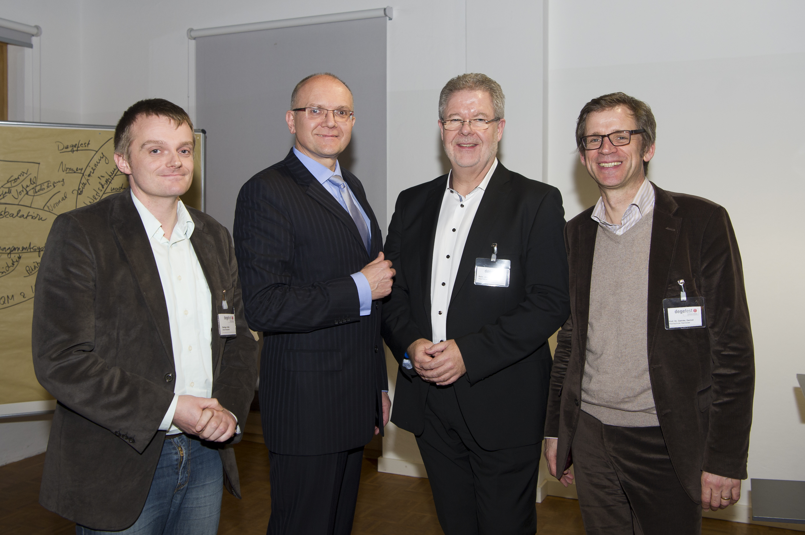 Zur News: Diskussion bei Fackel- und Kerzenschein