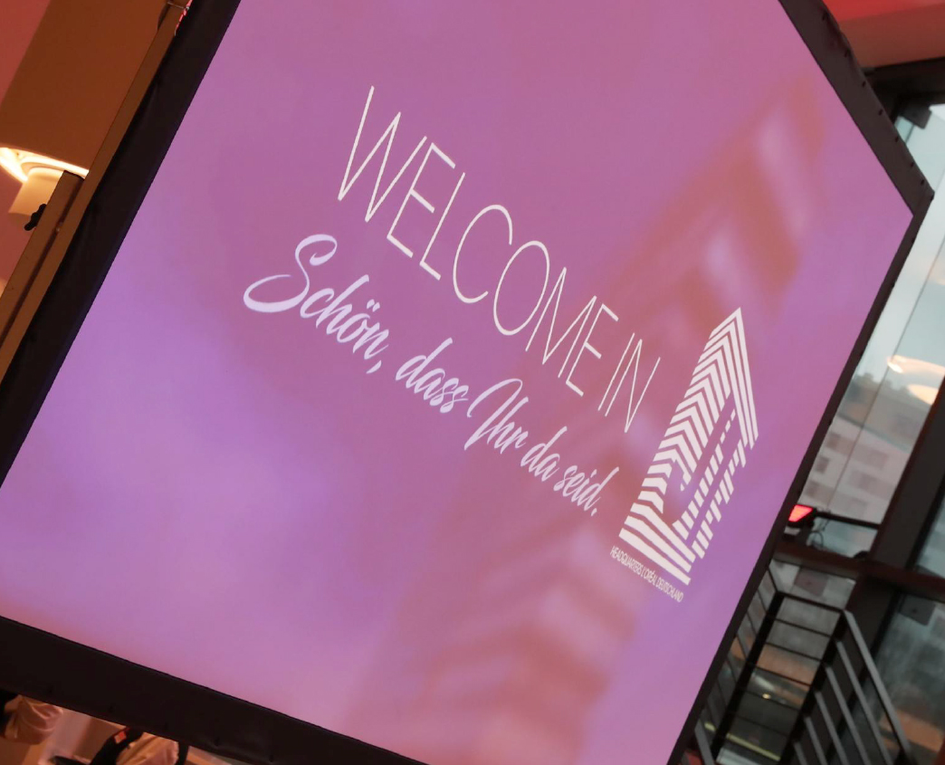 Zur News: 900 L‘Oréal Mitarbeiter feiern Housewarming Party