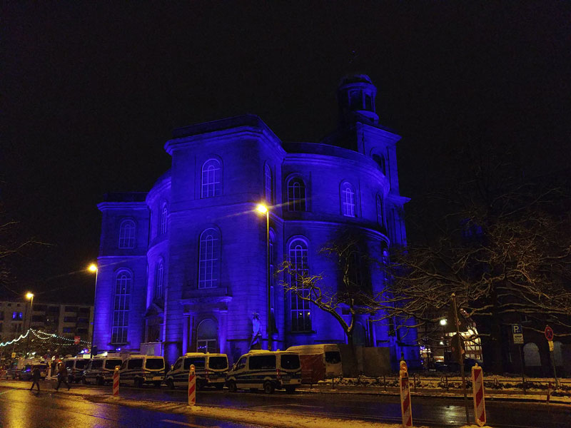 Zur News: Frankfurter Paulskirche in blauem Licht