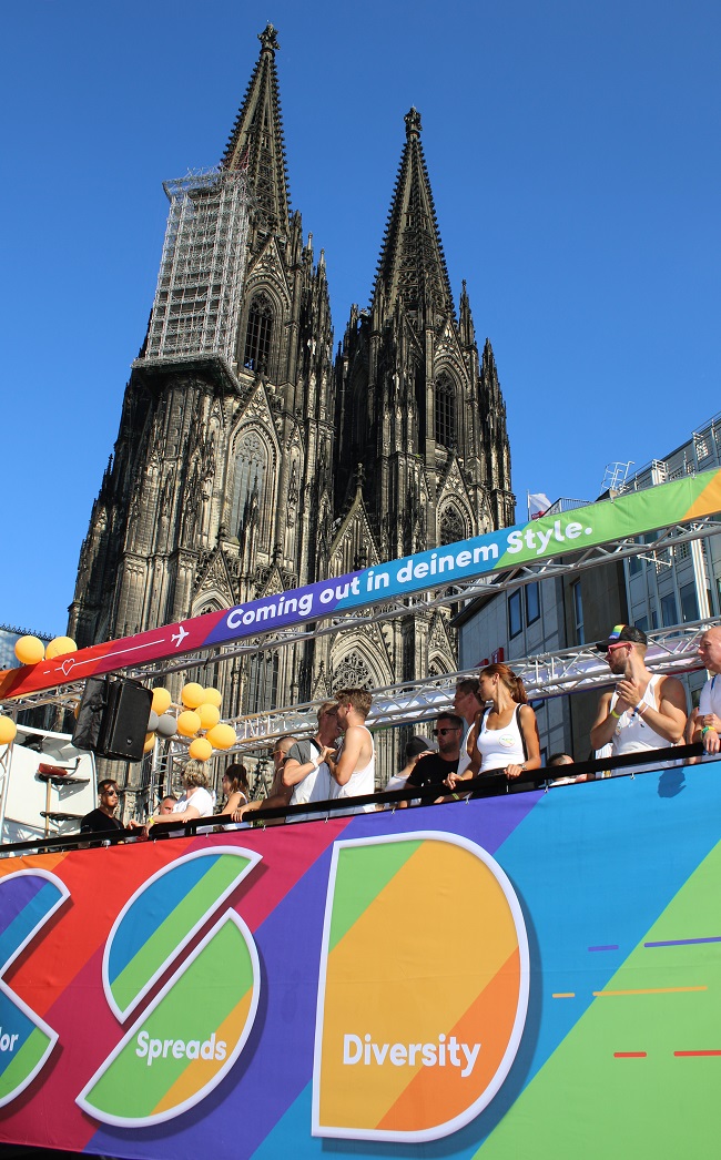 Zur News: Loonee macht Rossmann auf dem CSD erlebbar