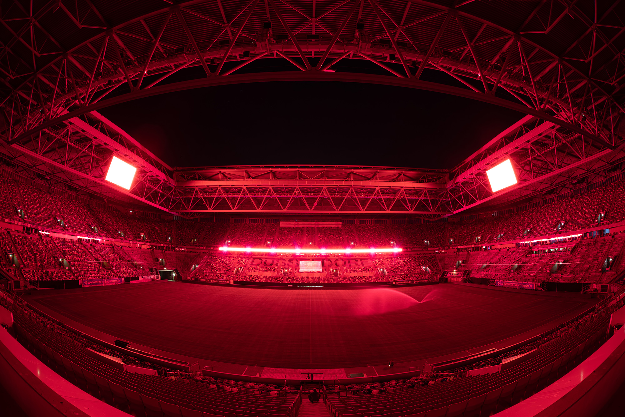 Zur News: MERKUR SPIEL-ARENA, ISS DOME und Mitsubishi Electric HALLE für eine Nacht in rotes Licht getaucht
