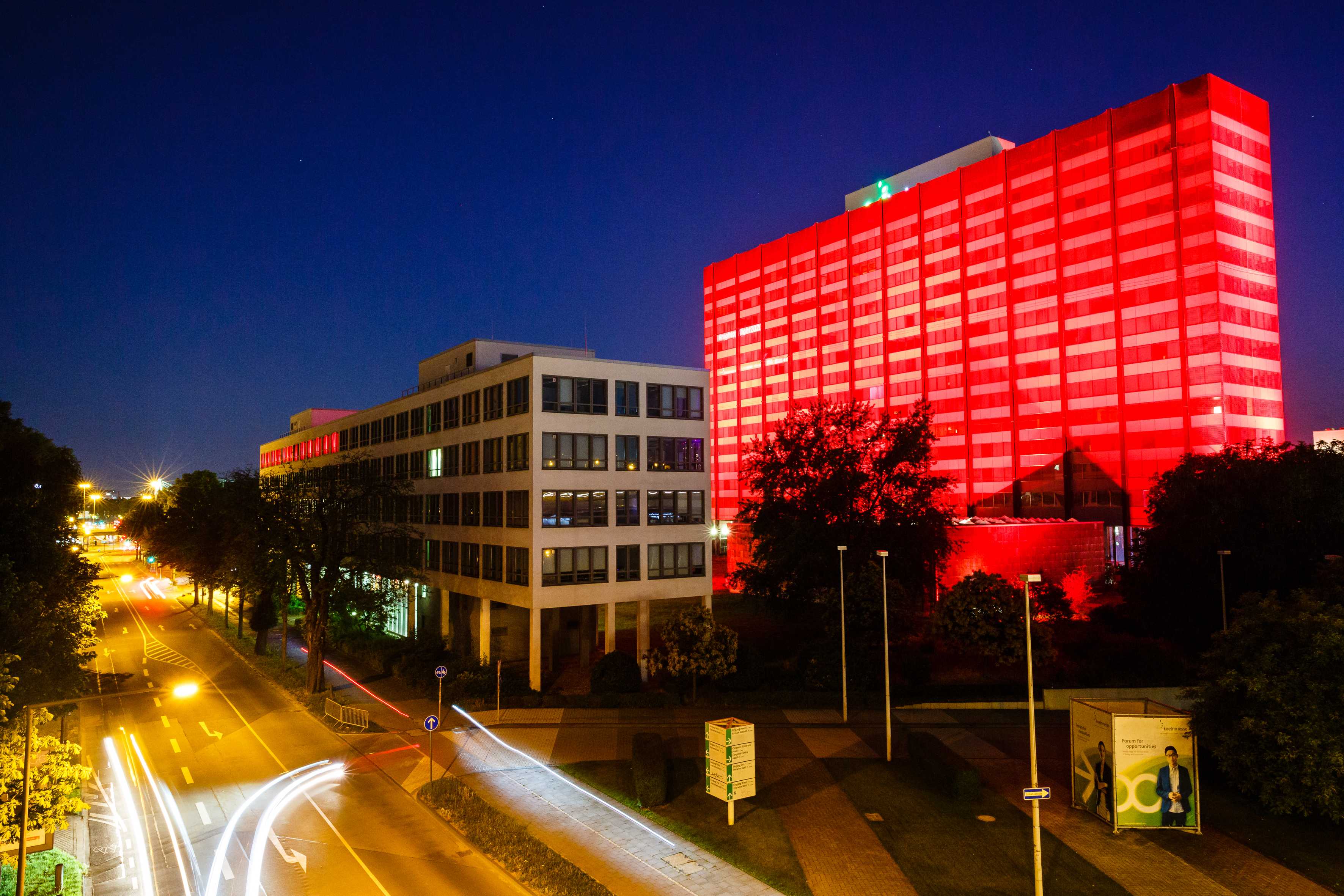 Zur News: "Night of Light" lässt Köln rot leuchten