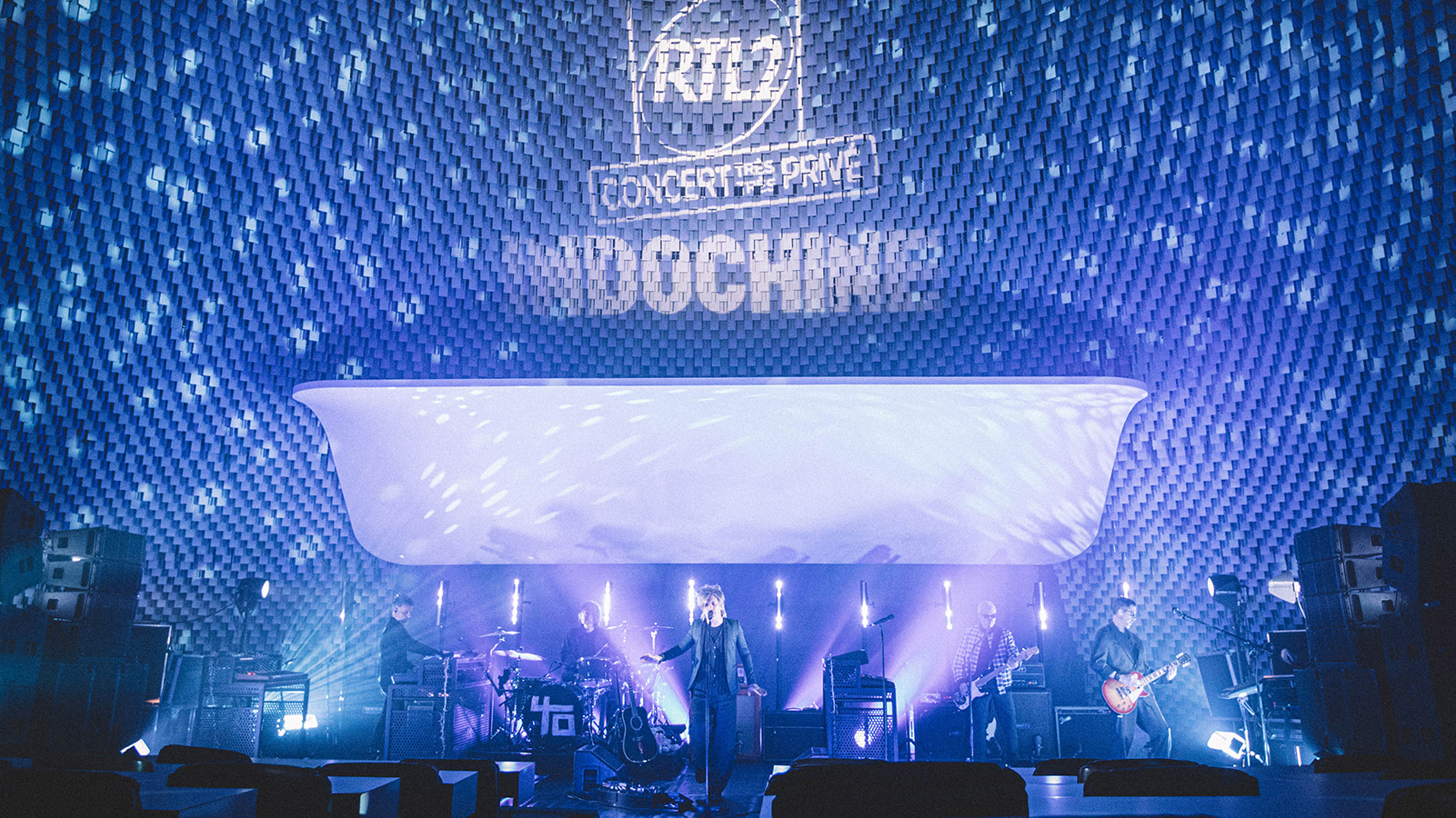 Zur News: JDC Line besticht in einzigartiger Show anlässlich Indochines 40-jährigem Jubiläum 