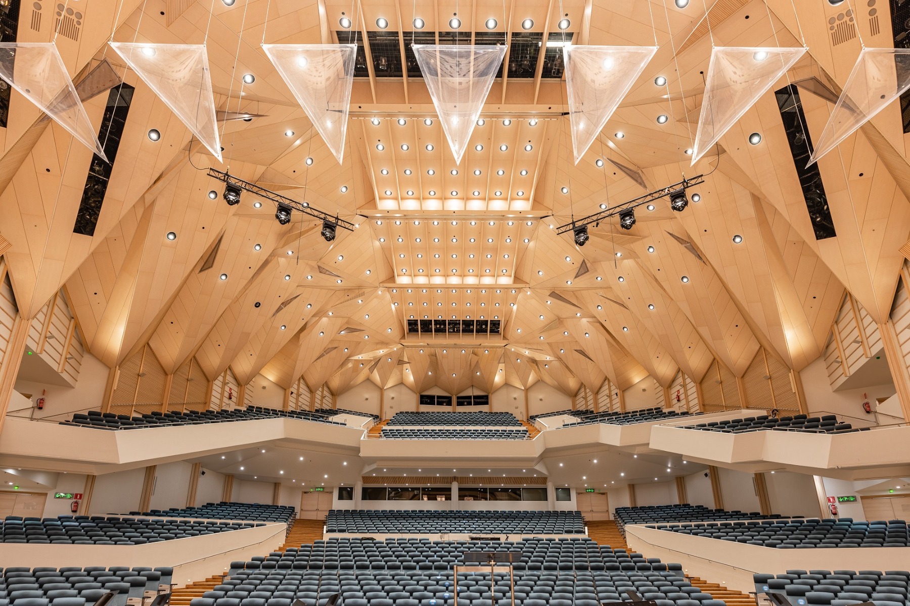 Zur News: Atemberaubende Installation mit fast 300 flexiblen Fuze Pendant Deckenleuchten in der Tampere Halle 