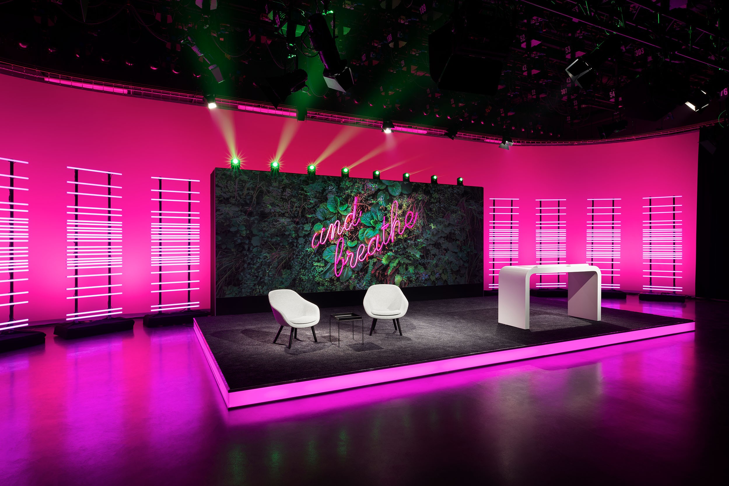 Zur News: AMBION GmbH setzt in Studios und bei mobilen Produktionen auf ELATION KL Panel