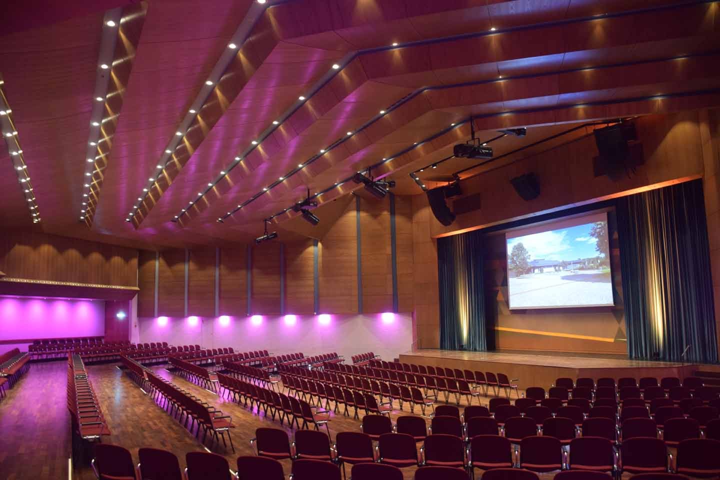 Zur News: 160 ArcSystem Pro One-Cell- und Navis-LED-Leuchten von ETC tauchen das „Modeon“ in tolles Licht