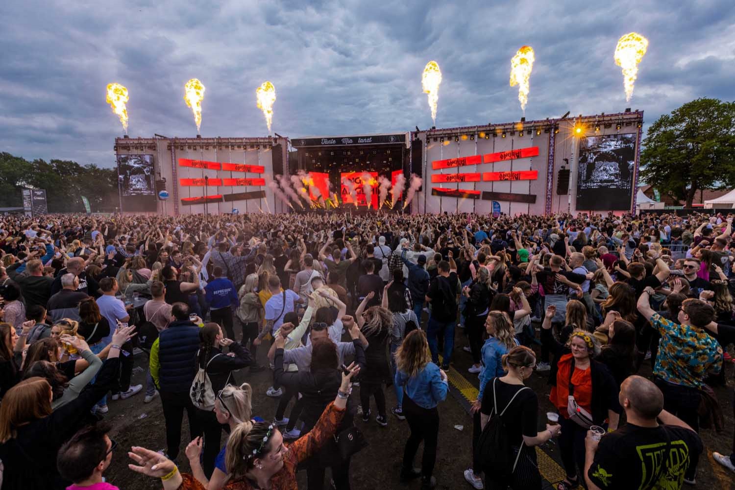 Zur News: Tante Mia tanzt mit OTOS® H5 – Electro-Festival setzt komplett auf Cameo