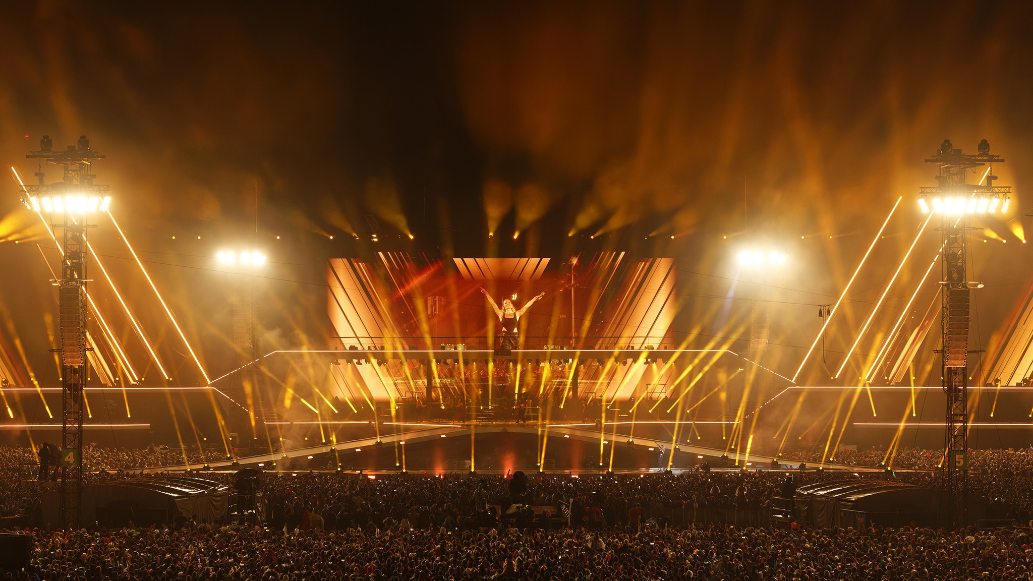 Zur News: Roland Greil verwendet 450 ELATION-Scheinwerfer bei den gigantischen „Bavaria Sounds“ 2022 