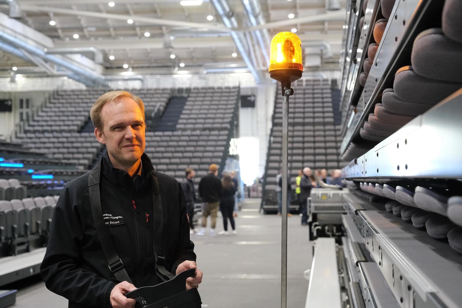 Zur News: Neues Tribünensystem macht Messehallen zur Arena