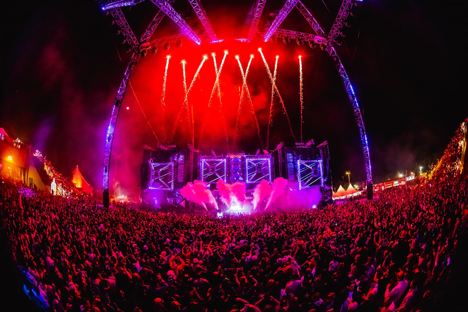 Zur News: GLP KNV flashen den Open Air Floor der NATURE ONE