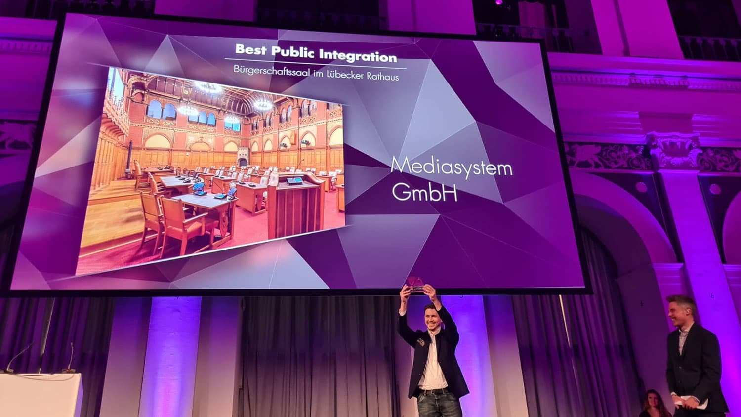 Zur News: Reinbeker Systemhaus Mediasystem gewinnt gleich zweimal den deutschen ProAV Award "The AVard"