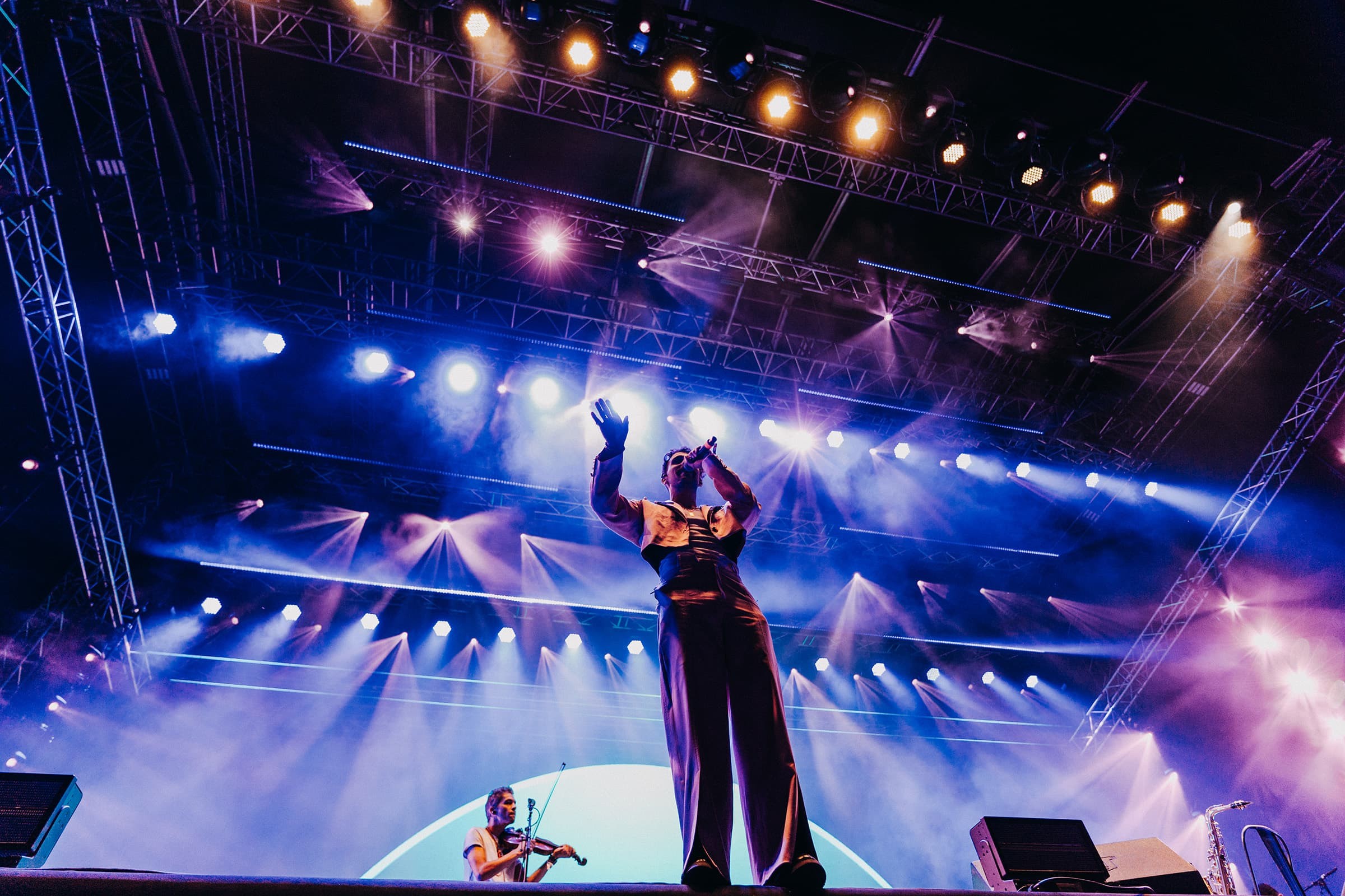 Zur News: 300 GLP Scheinwerfer erwecken das Summer Well Festival zum Leben
