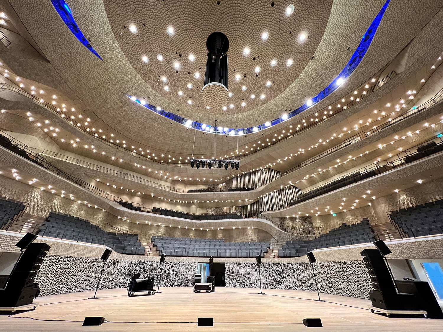 Zur News: ArcSystem Pro Eight-Cell optimieren die Orchesterbeleuchtung der Elbphilharmonie