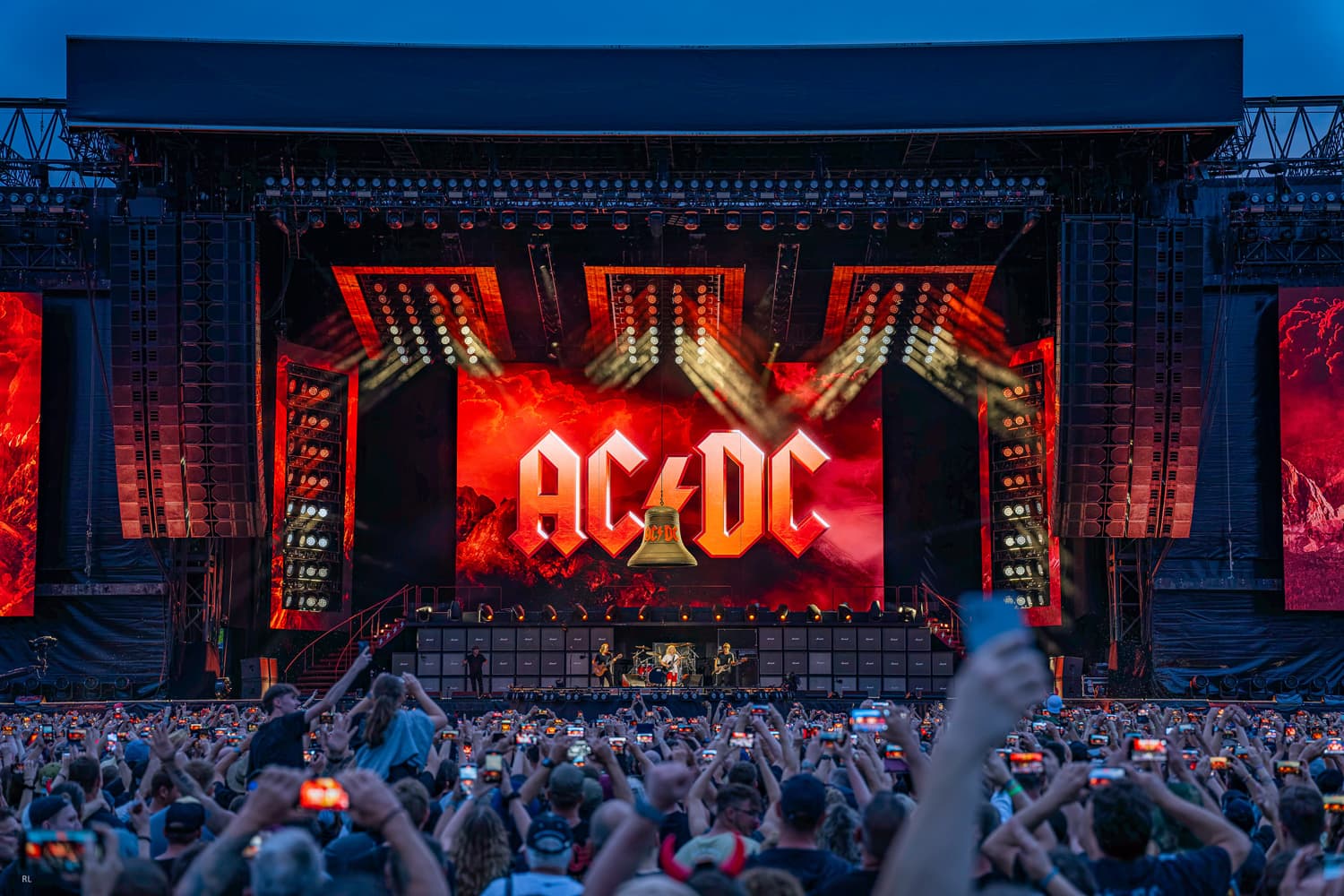 Zur News: Atemberaubende Weltpremiere: 168 GLP impression X5 IP Maxx begleiten die AC/DC Tour