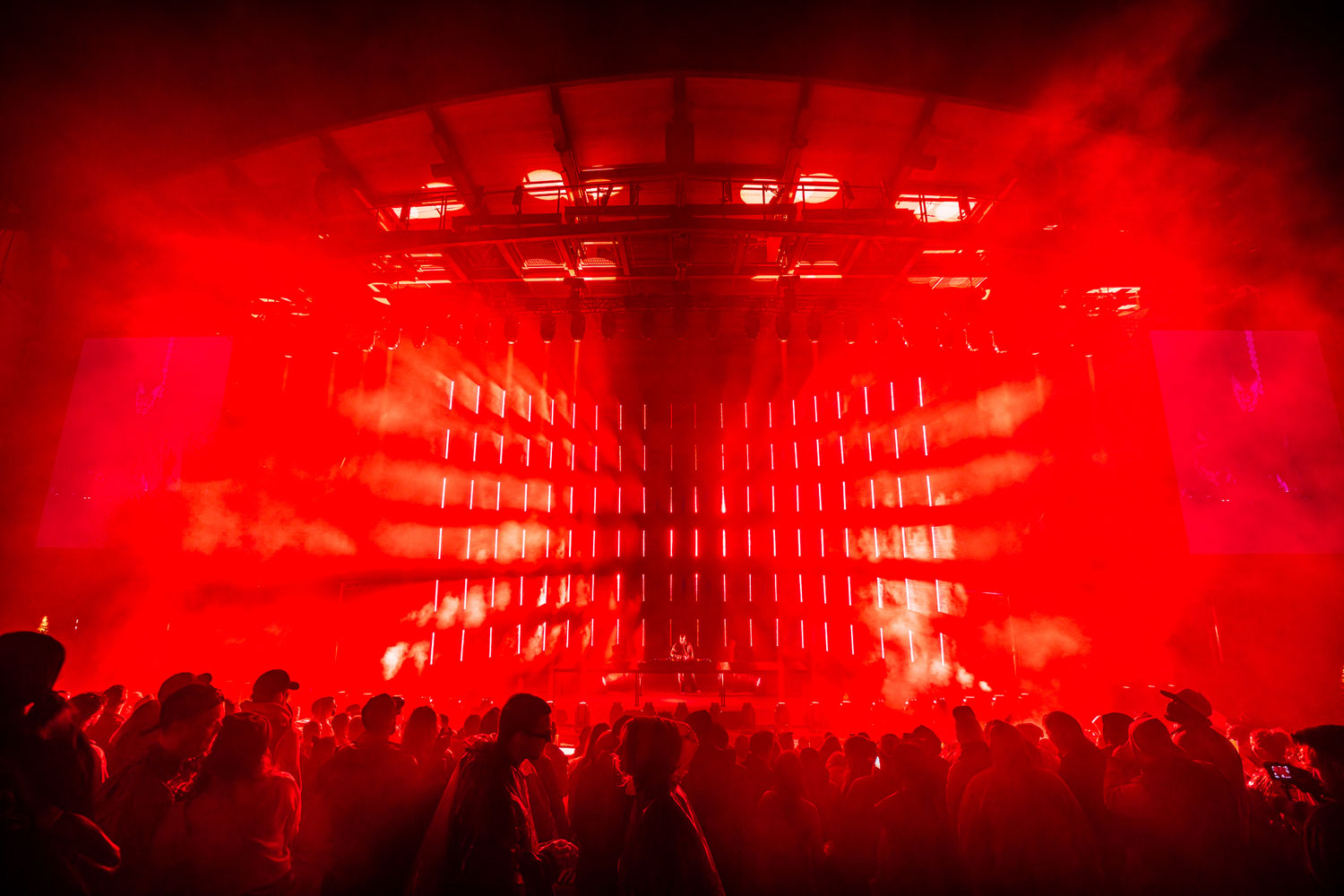 Zur News: GLP impression X4 Bars und JDC1 schaffen Hintergrund und Atmosphäre für Black Coffee im Red Rocks Am