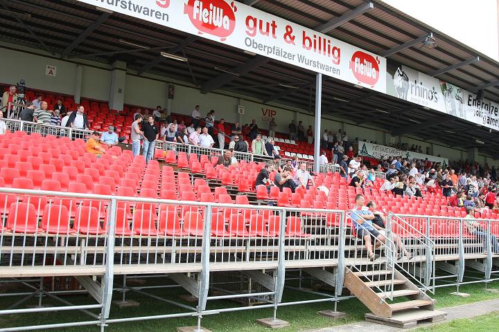 Zur News: Zusatztribüne für Fußballstadion
