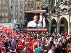 Zur News: 25.000 Fans feiern Doublegewinner