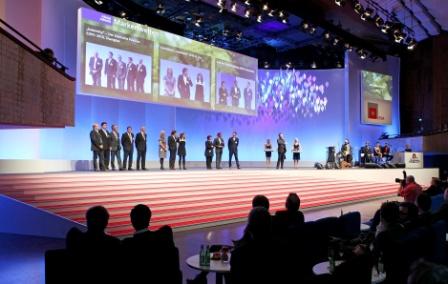 Zur News: Awardbühne von Artlife