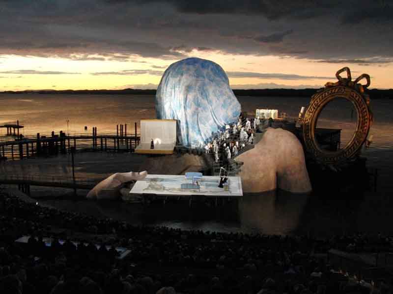 Zur News: watershow.de auf der Bühne in Bregenz