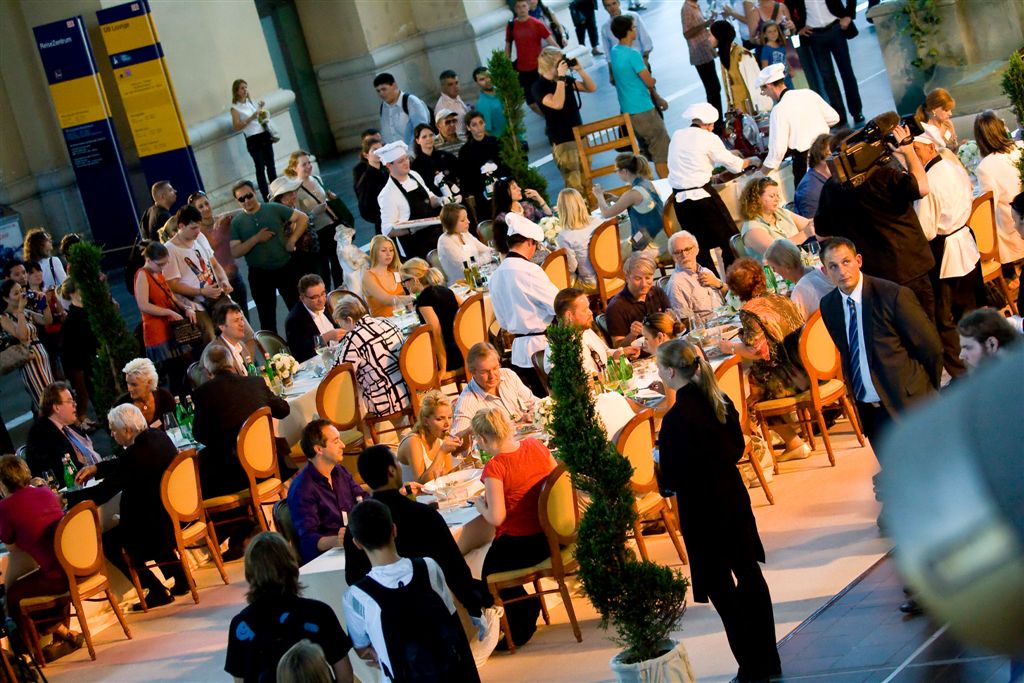 Zur News: Pure Perfection mit Flashmob am Frankfurter HbF