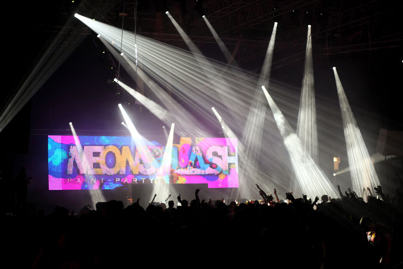 Zur News: ROBE MMX Movinglights setzen „Neonsplash“ in Szene