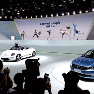 Zur News: VOK DAMS inszenierte Autoshow für Volkswagen