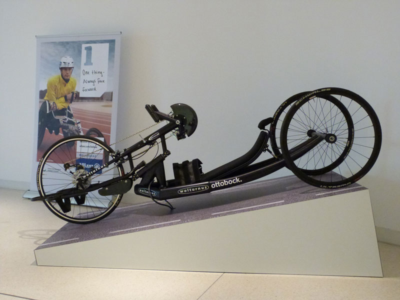 Zur News: Präsentationspodest für Allianz-Ausstellung