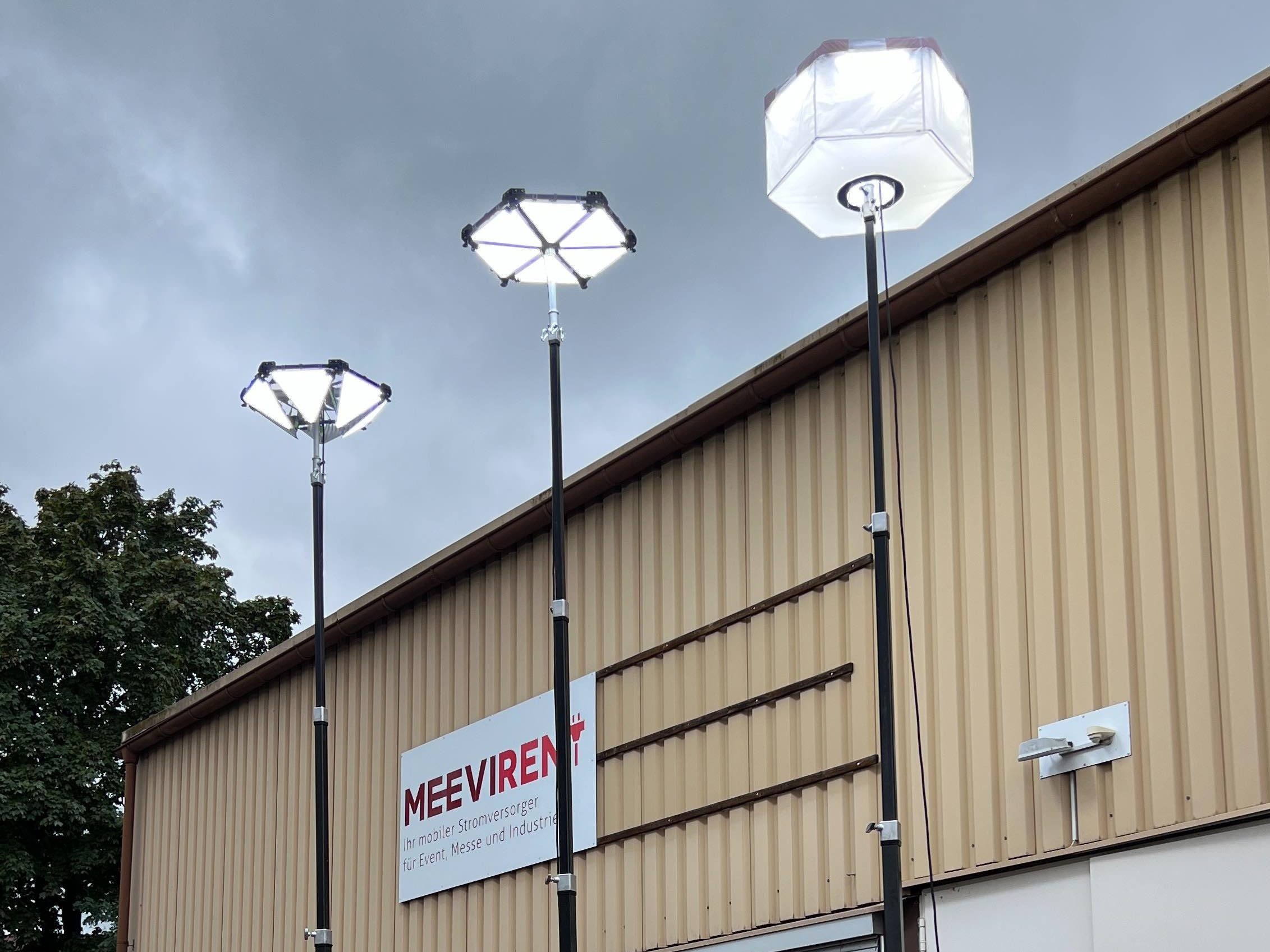 Zur News: LED-Outdoorbeleuchtung für Veranstaltungen: MEEVI-rent nimmt Powermoon Hexaspace ins Portfolio