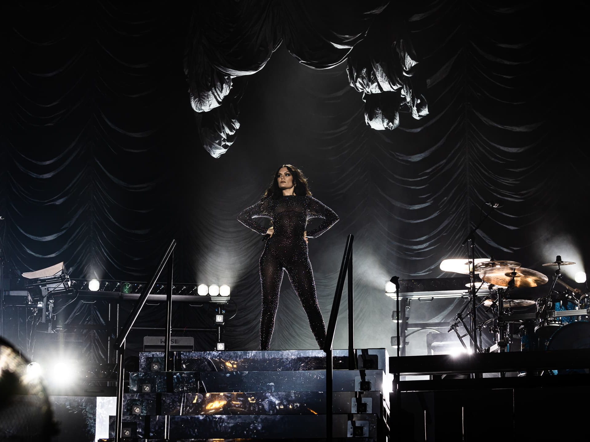 Zur News: Impression FR10 Bar bietet Jessie J ein dynamisches Floor-Set