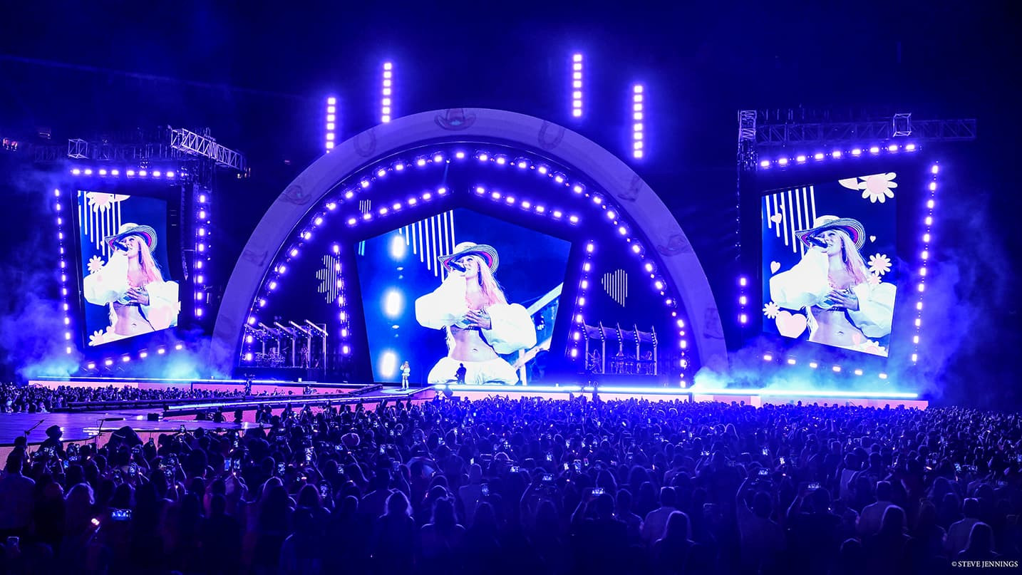 Zur News: impression X5 IP Bars prägen Karol Gs Stadionshows