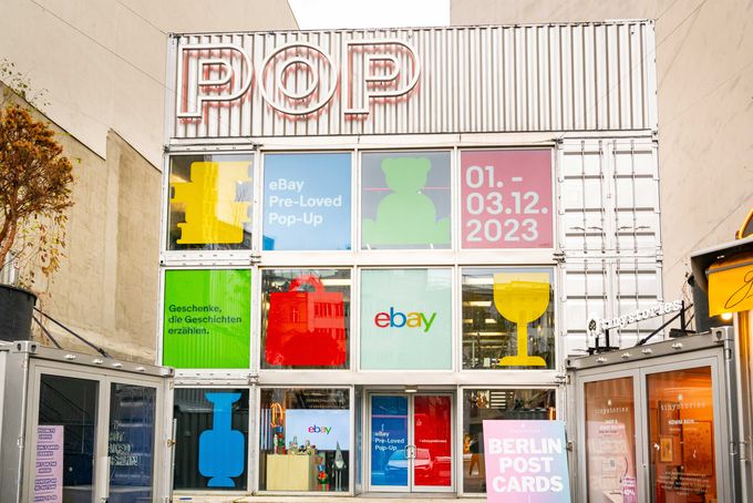 Zur News: Nachhaltigeres Schenken – eBay setzte mit insglück Pre-Loved Pop-Up Store in Berlin um