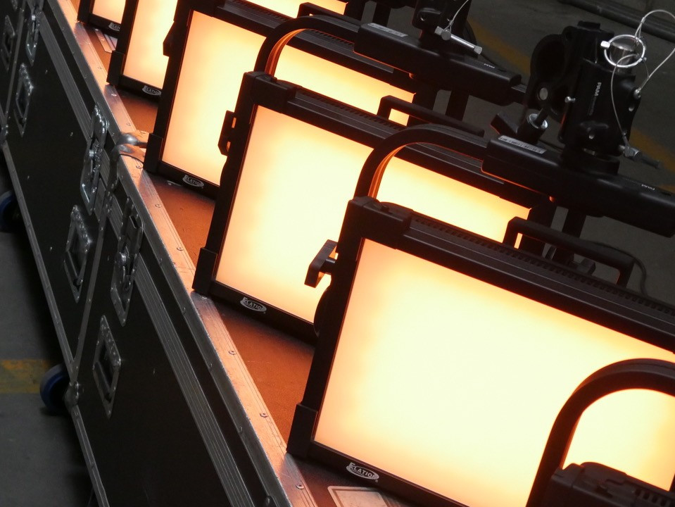 Zur News: PAM events erweitert Bestand an ELATION LED-Softlights