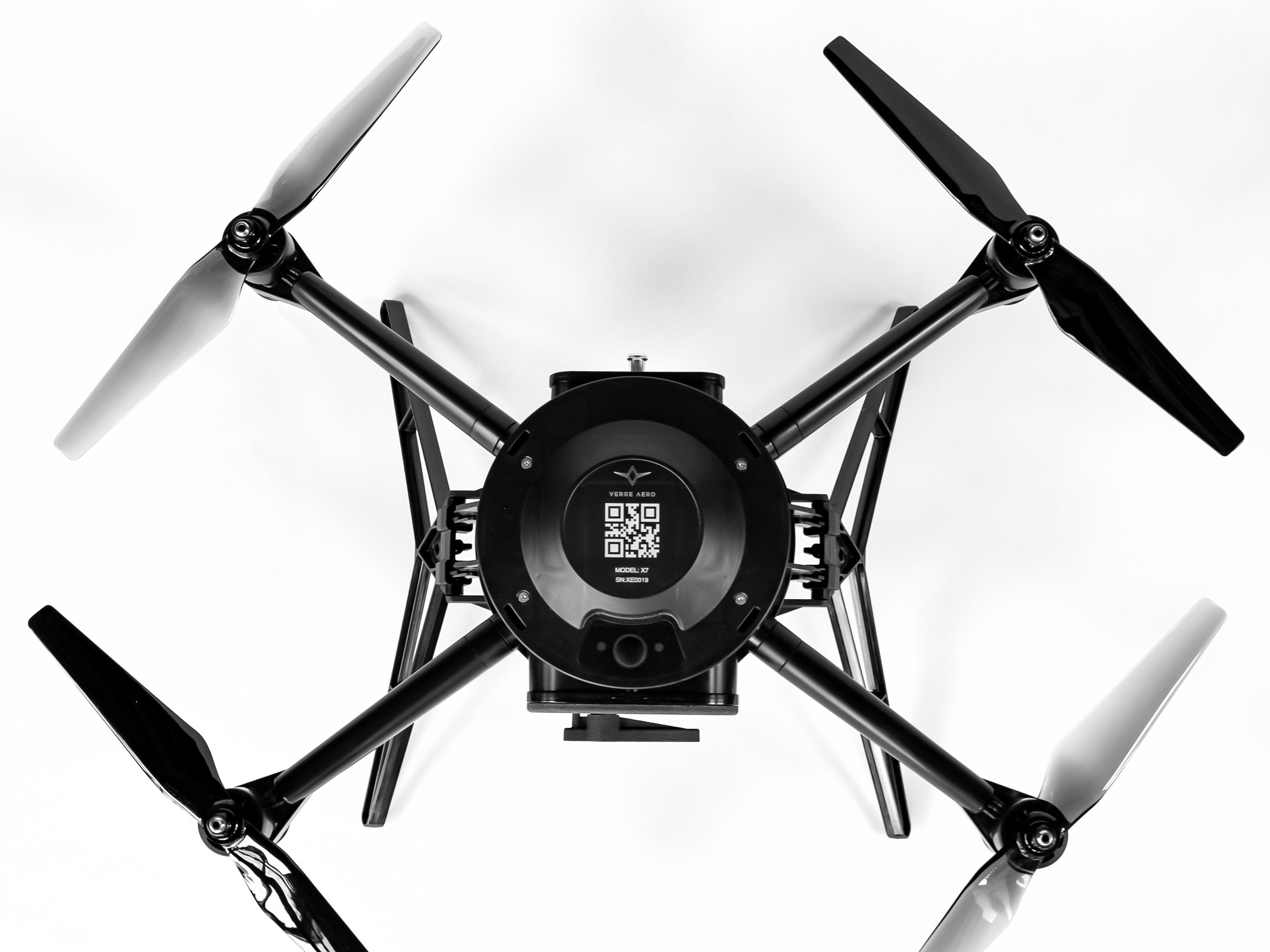 Zur News: Verge Aero™ präsentiert die neue X7™- Drohne für All-in-One-Drohnenshow-System.