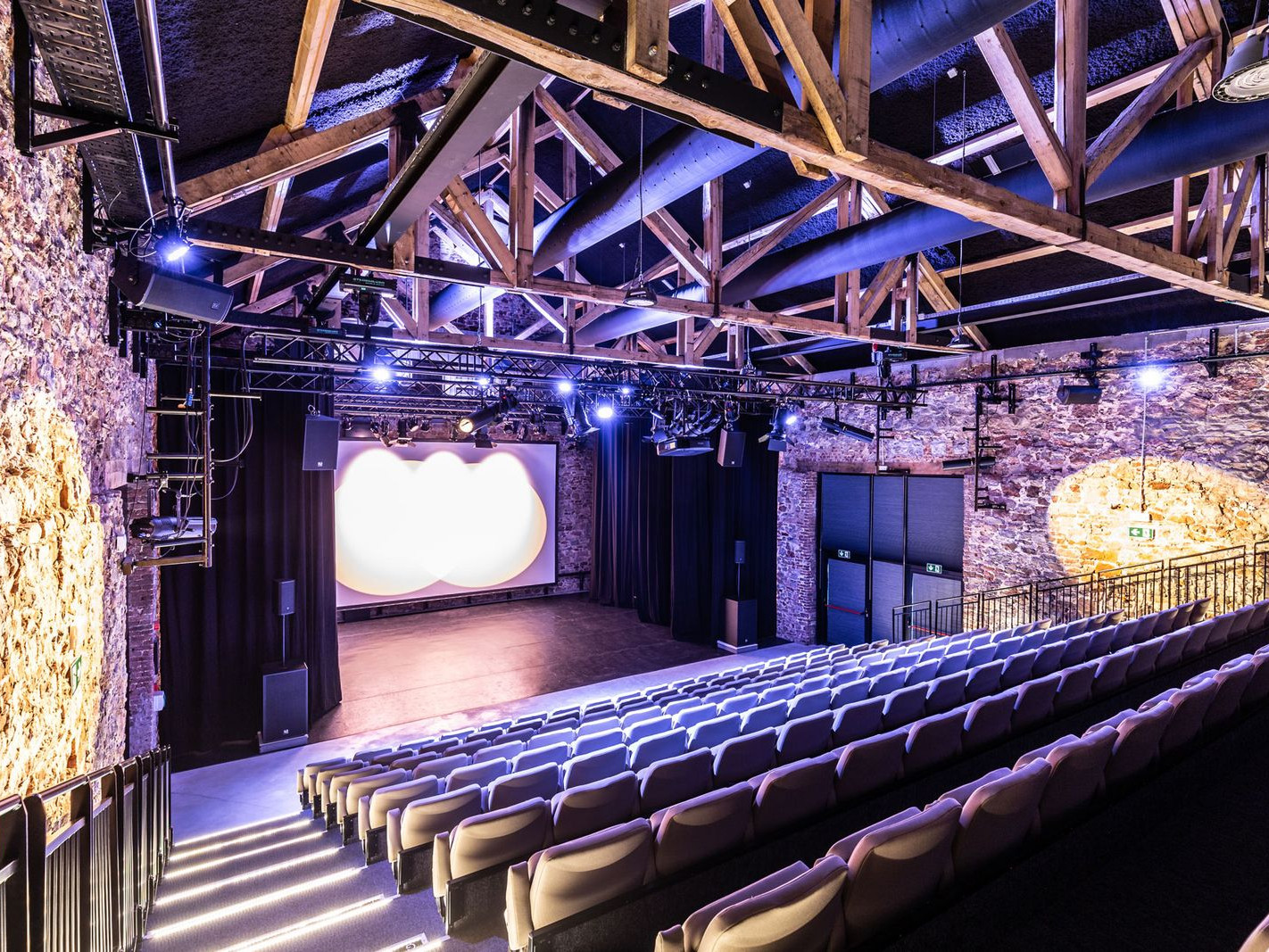 Zur News: Belgisches Kulturzentrum integriert AV Stumpfl Leinwand