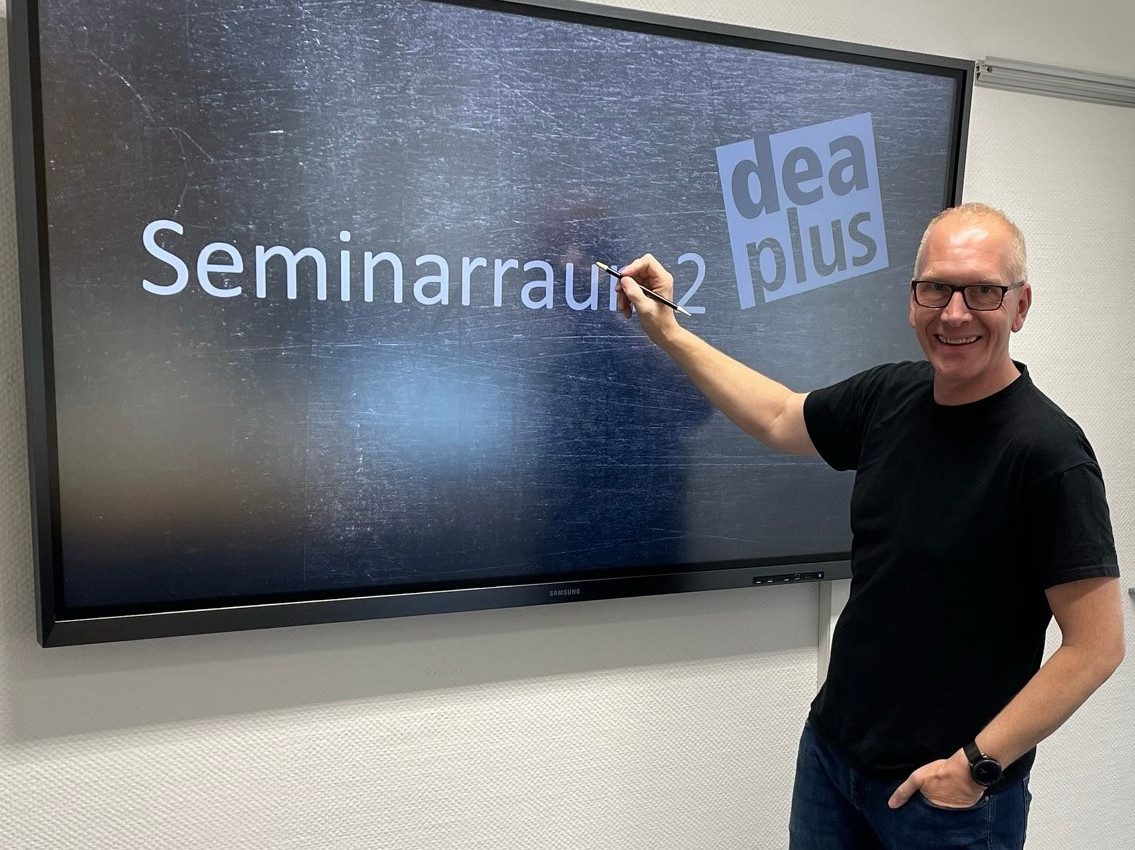 Zur News: DEAplus modernisiert Seminarräume mit digitaler Ausrüstung für hybrides Kursangebot