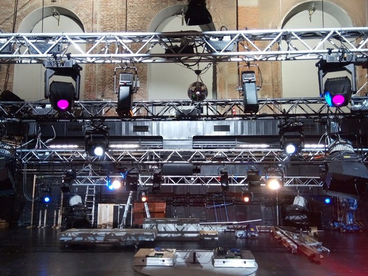 Zur News: Lautlose Performance im Münchner Marstall-Theater mit SolaFrame Studios von ETC