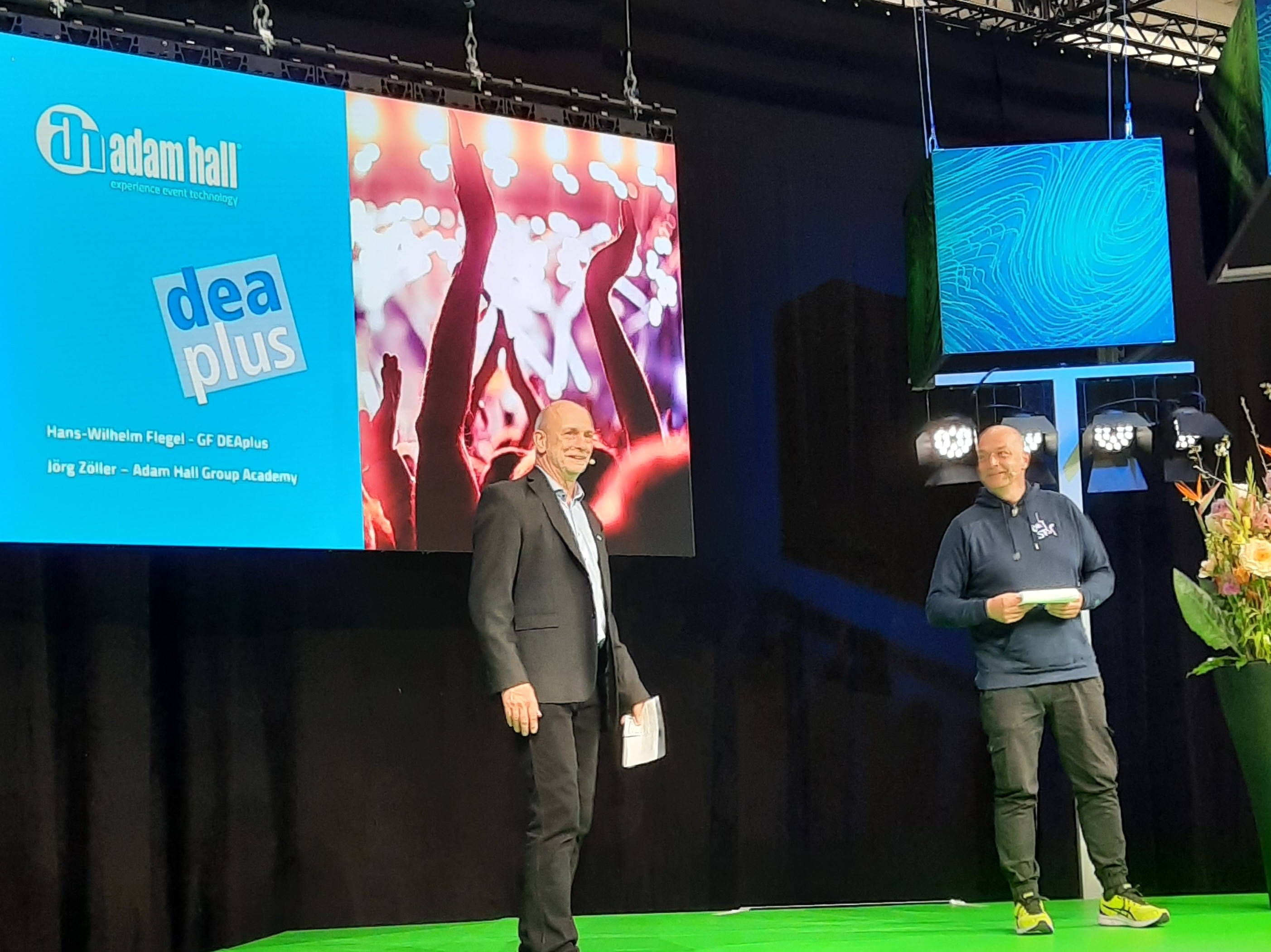 Zur News: Roll-out bei der Prolight + Sound: DEAplus und Adam Hall Group präsentieren PROseminare 2022