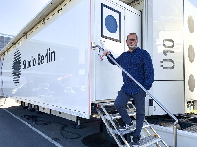 Zur News: Riedels MediorNet MicroN UHD sorgt für dezentrale Signalverteilung in Studio Berlins neuem Ü10-Truck
