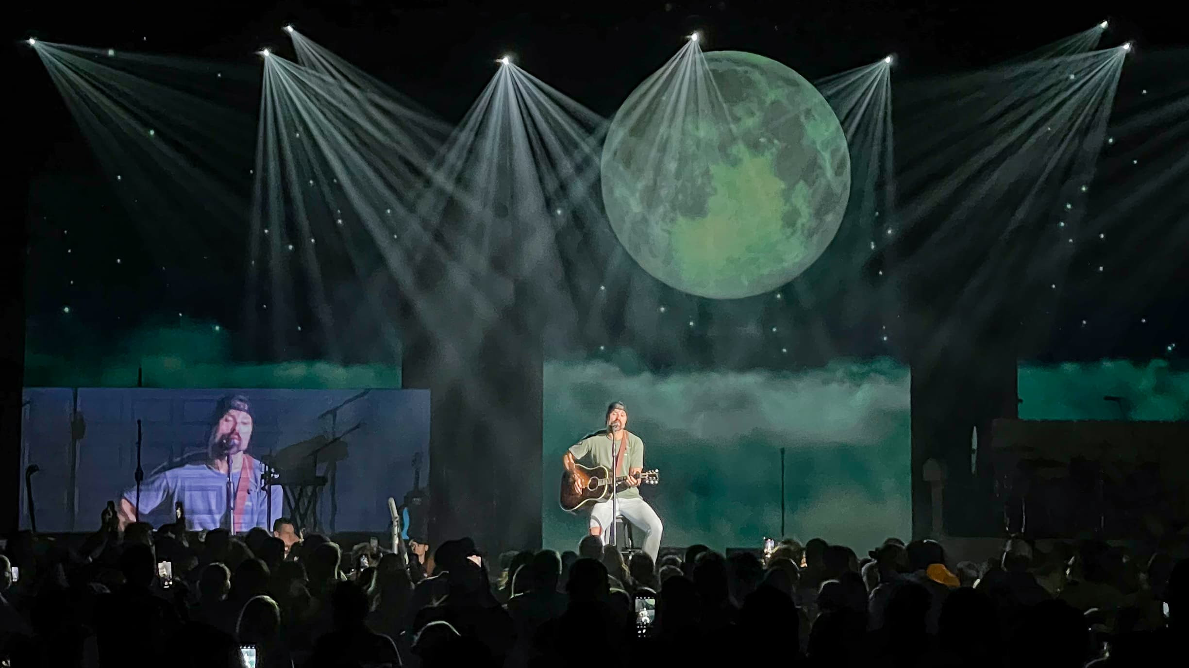 Zur News: The Darkroom Creative greift für Walker Hayes’ Arena-Tournee auf GLP-Klassiker zurück