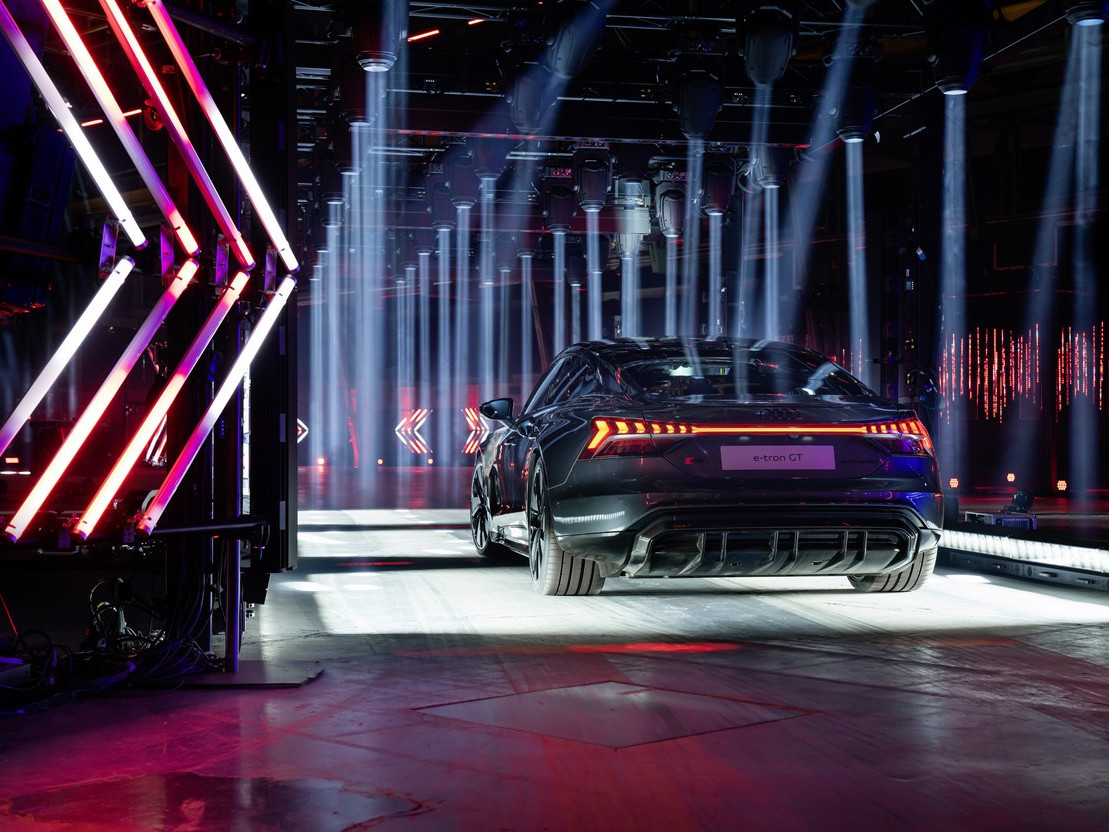 Zur News: Fahrparcours aus Licht bei Audi e-tron GT Weltpremiere