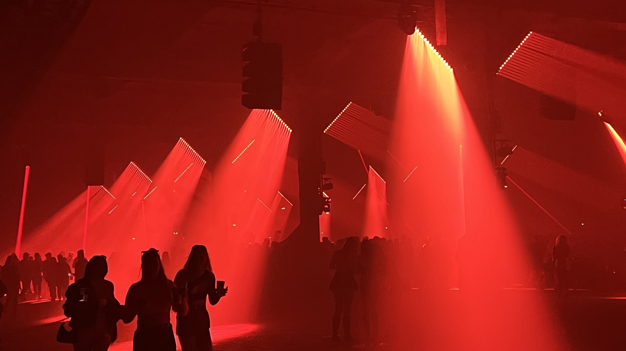 Zur News: dbnAudile beleuchtet The Warehouse Project mit dem vielseitigen ELATION Proteus Rayzor Blade